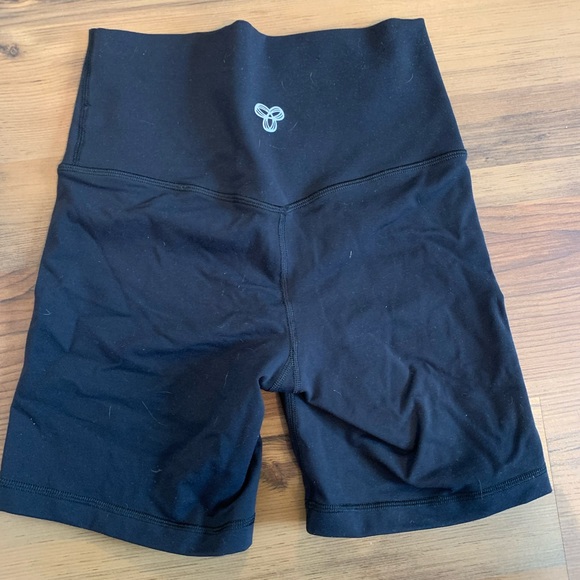 aritzia tna biker shorts - Picture 2 of 3